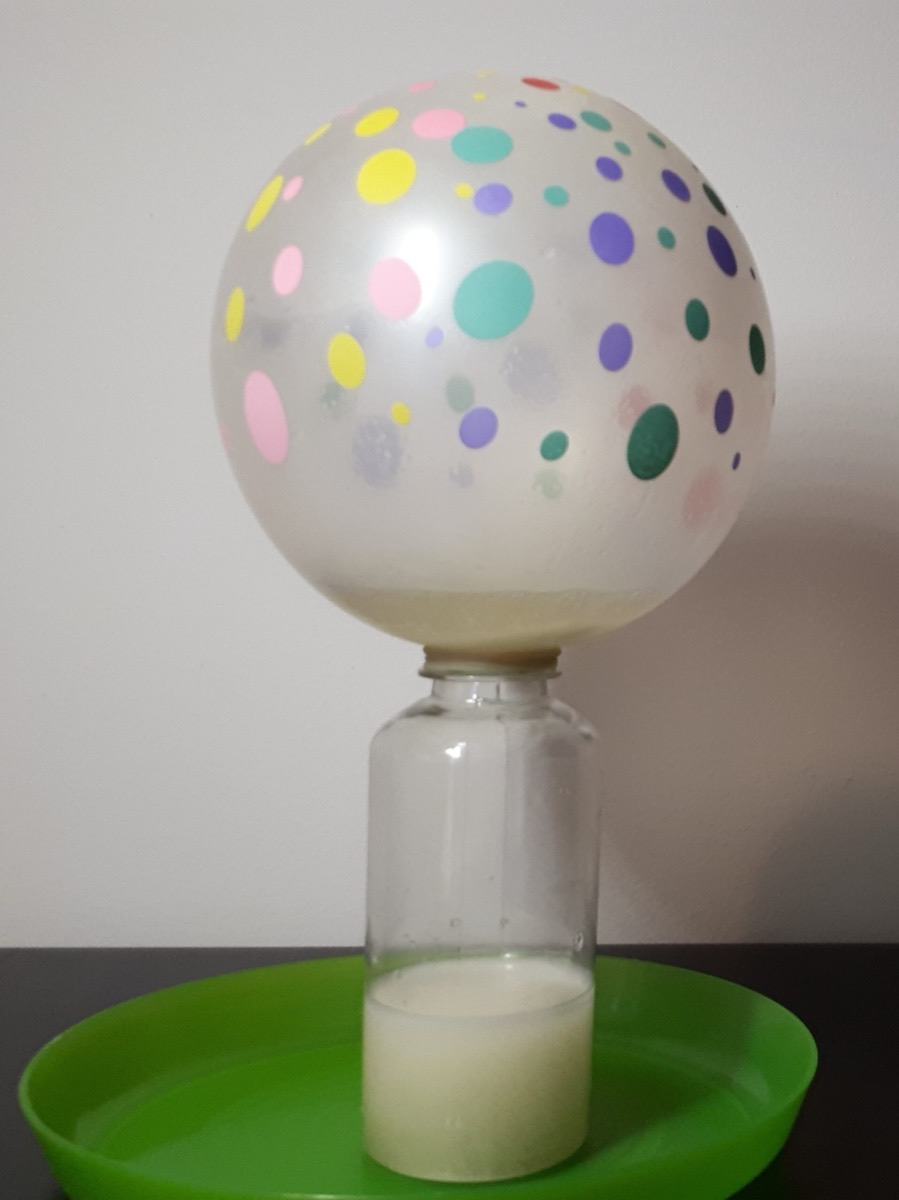 Balon umflat de o reacție chimică