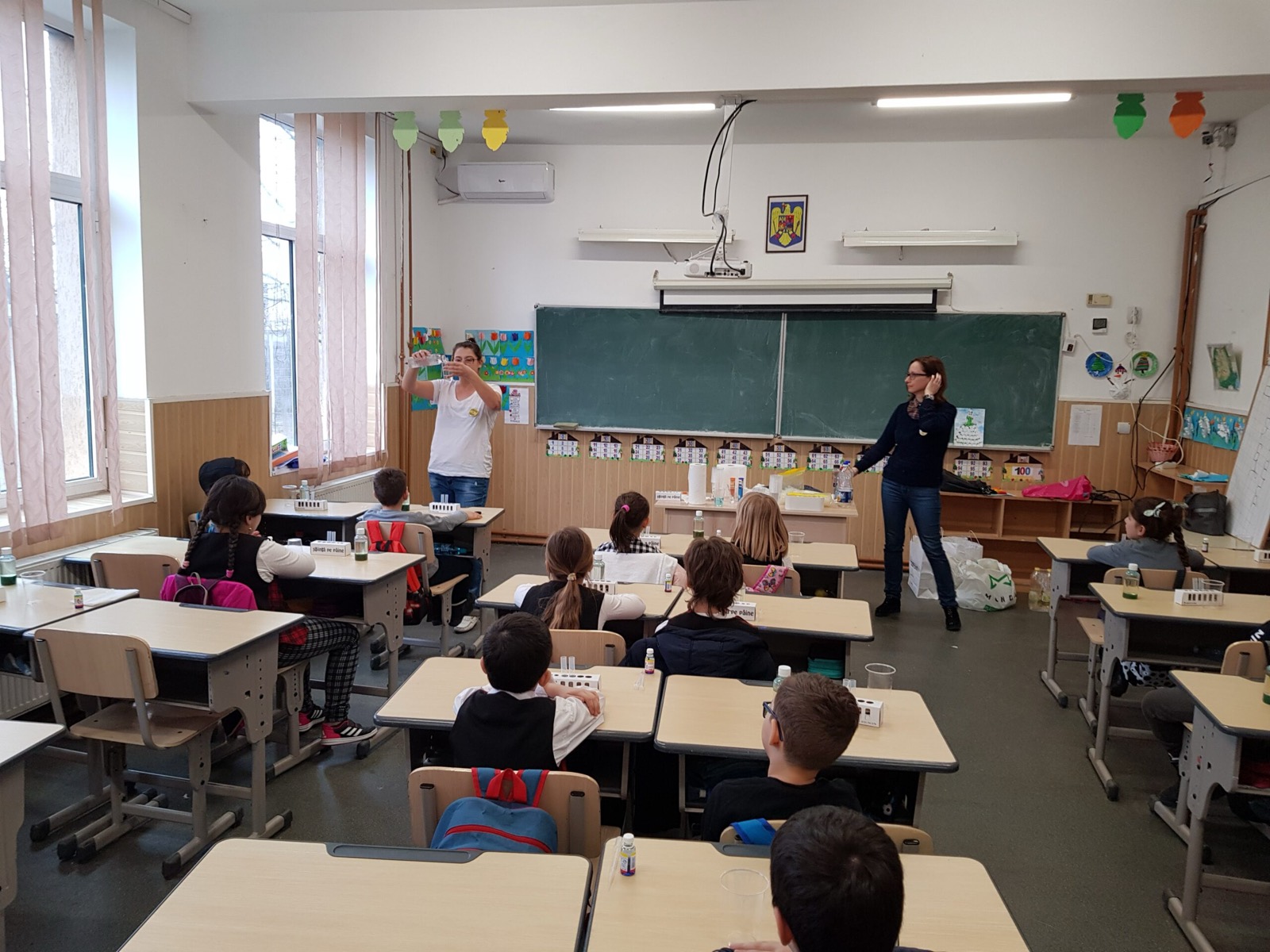 Profesoară care face un experiment în fața unei clase, la Școala Altfel