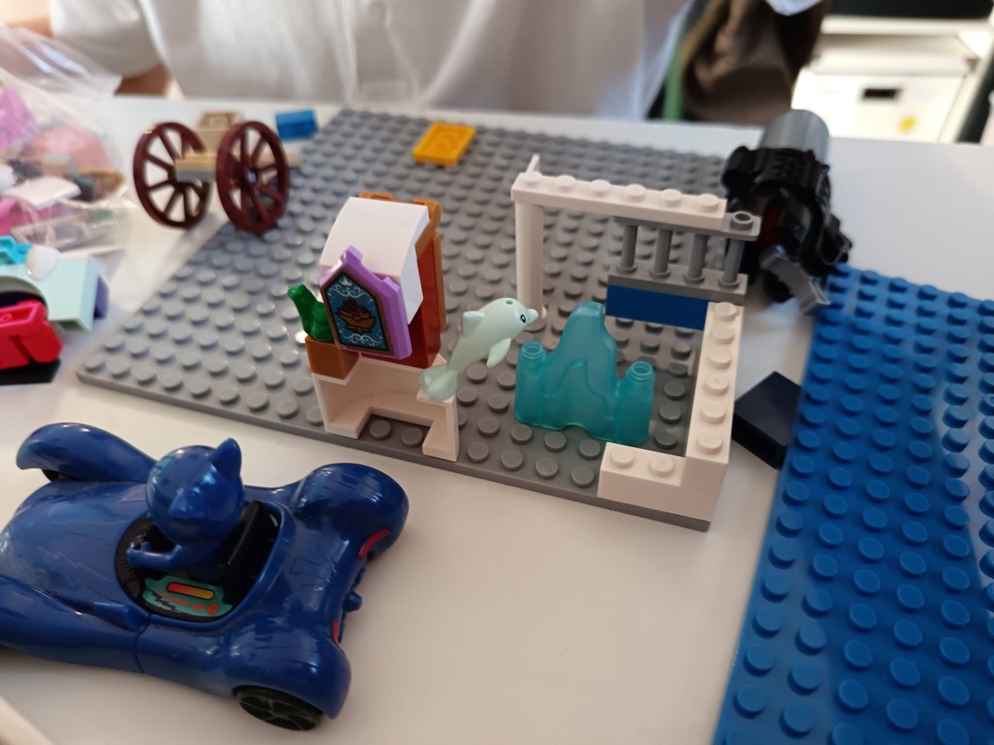 Construcție LEGO cu mașinuță și căsuță, la clubul de știință