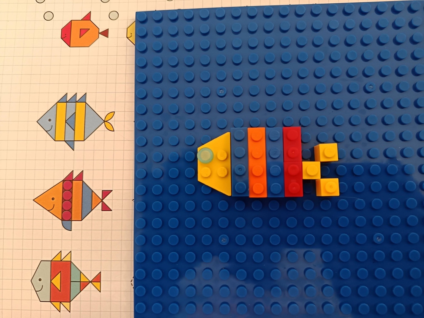 Pește construit din piese LEGO după un model desenat, la clubul de știință